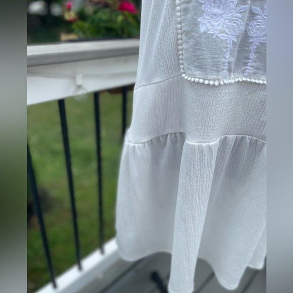 Zara Elegant White Mini Dress with Floral Accents - Picture 5 of 8